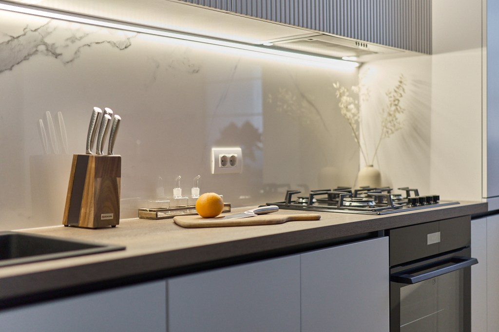 Bucatarie alba moderna - Amenajare apartament trei camere Bucuresti - Cristina Micu Interior Design (5)