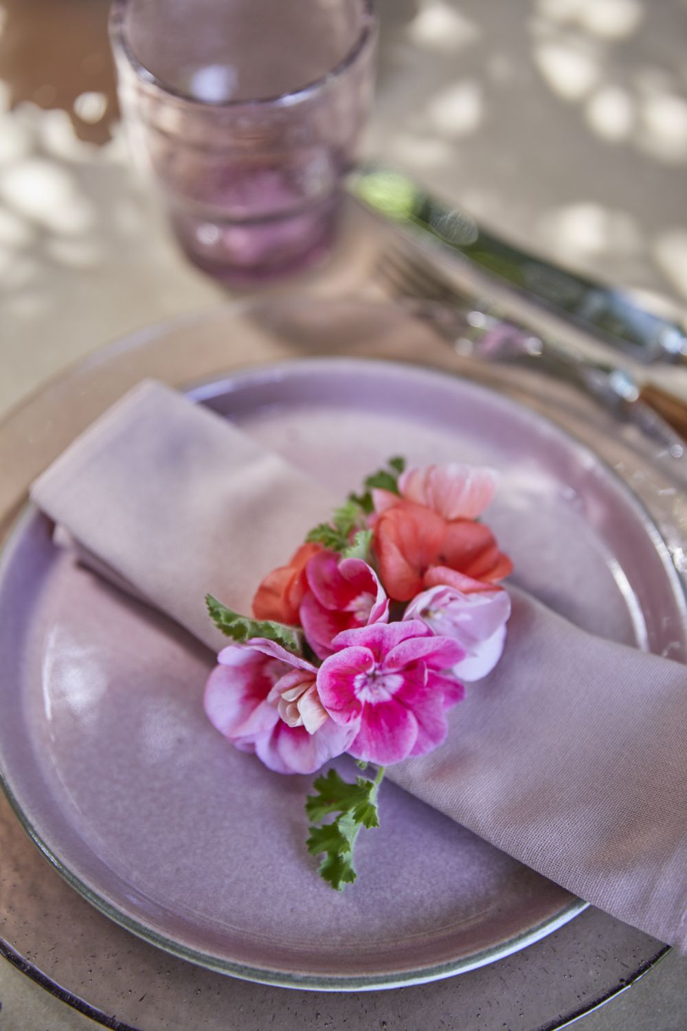 decor de farfurie cu flori taiate