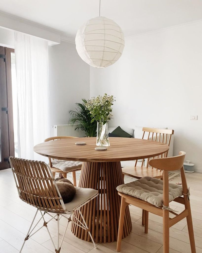 amenajare minimalista masa Kave Home