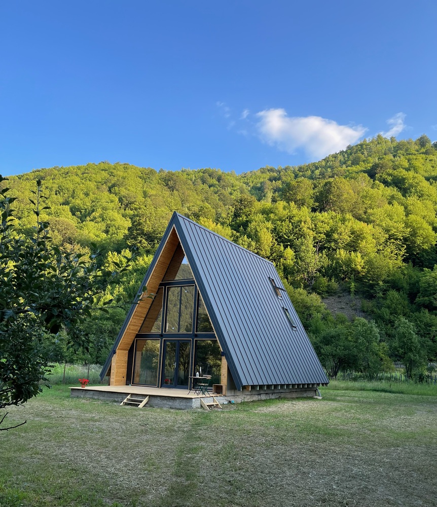 Cabana este în localitatea Mălaia, județul Vâlcea, pe drumul care duce spre Transalpina