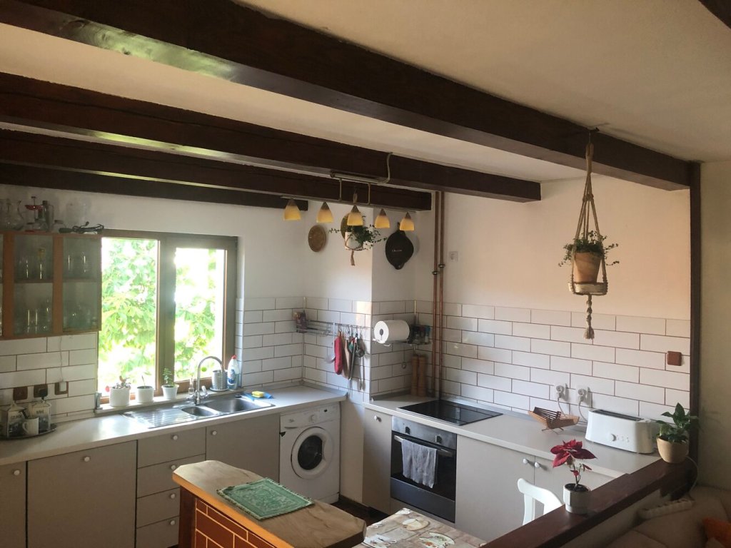 Bucătăria - casa lor are aproximativ 150 de metri pătrați, fără beci și spațiul tehnic
