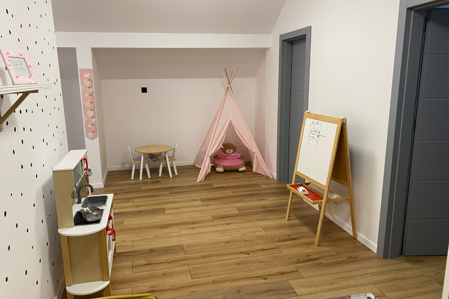 casa cu open space generos, spațiu mansardă
