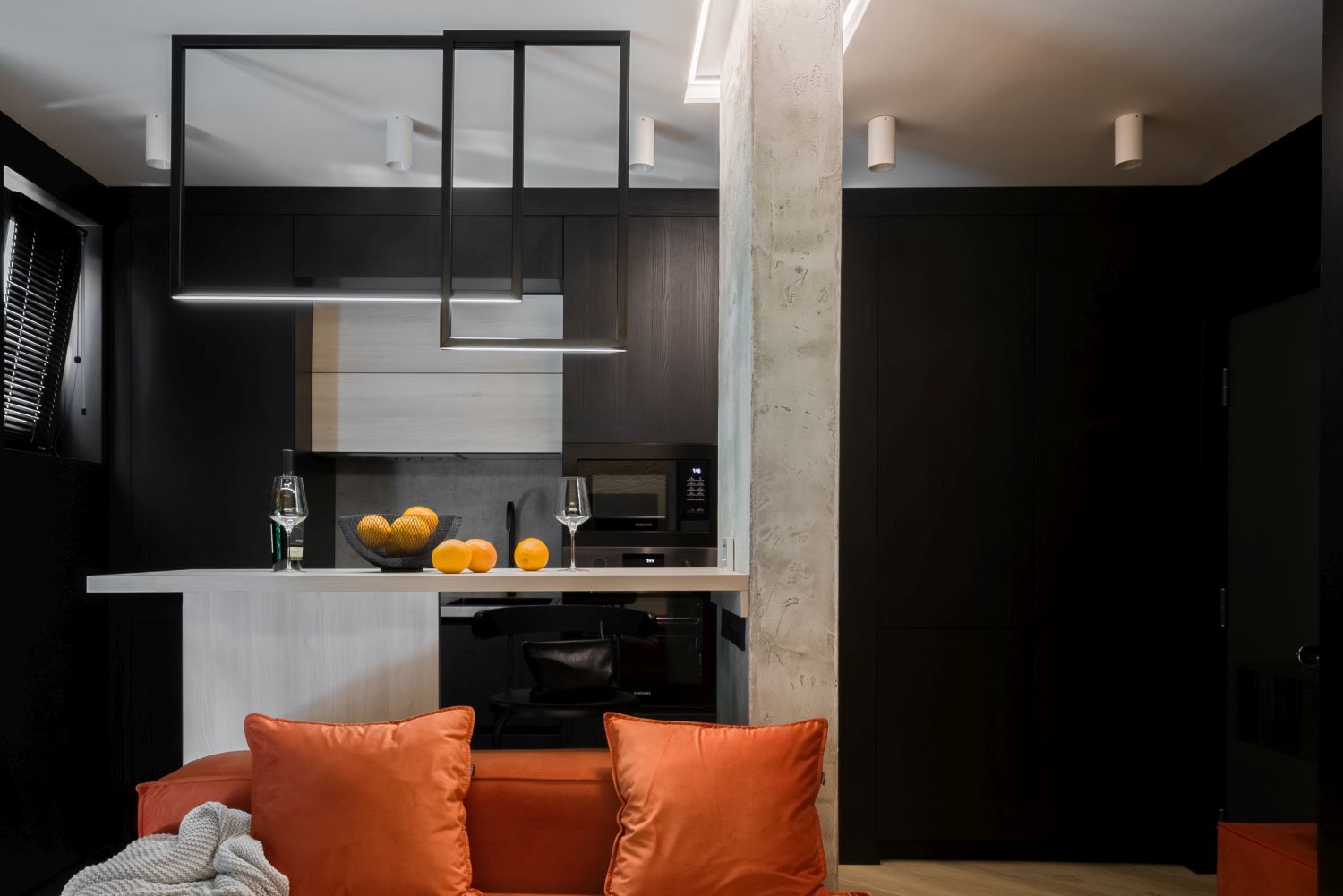 bucatarie neagra apartament mic