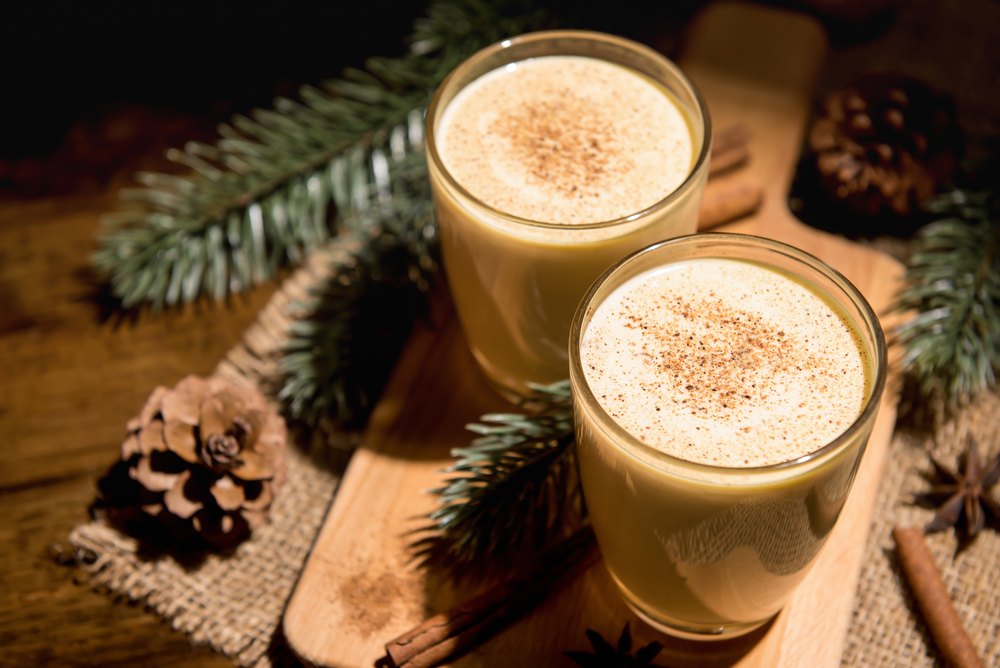 vin fiert cu scorțișoară și alte cocktailuri de crăciun eggnog