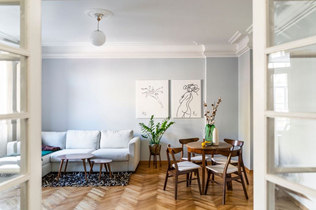 Masă și scaune vintage (vechi), într-un apartament din zona Amzei, București, amenajat de arhitecta Andra Bica. Au aparținut foștilor proprietari.
