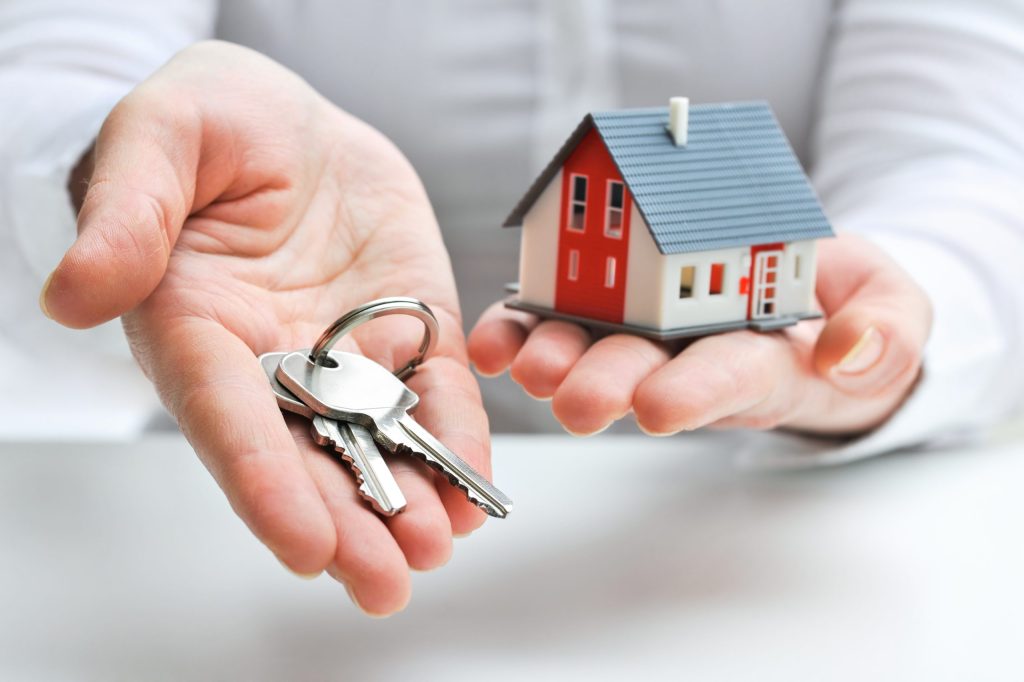 agent imobiliar shutterstock