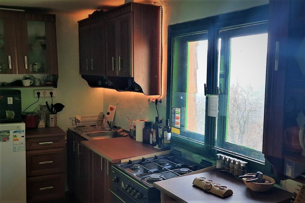 La nivelul de jos, casa este împărțită în două odăi, care împreună au 30 de metri pătrați,