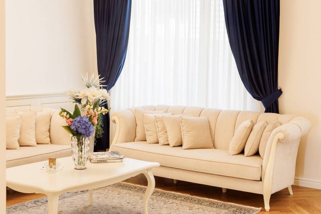 Stilul de design interior neoclasic împrumută elemente cu origini clasice. Îl recunoști ușor după proporțiile armonioase, simetrie și nuanțele neutre.