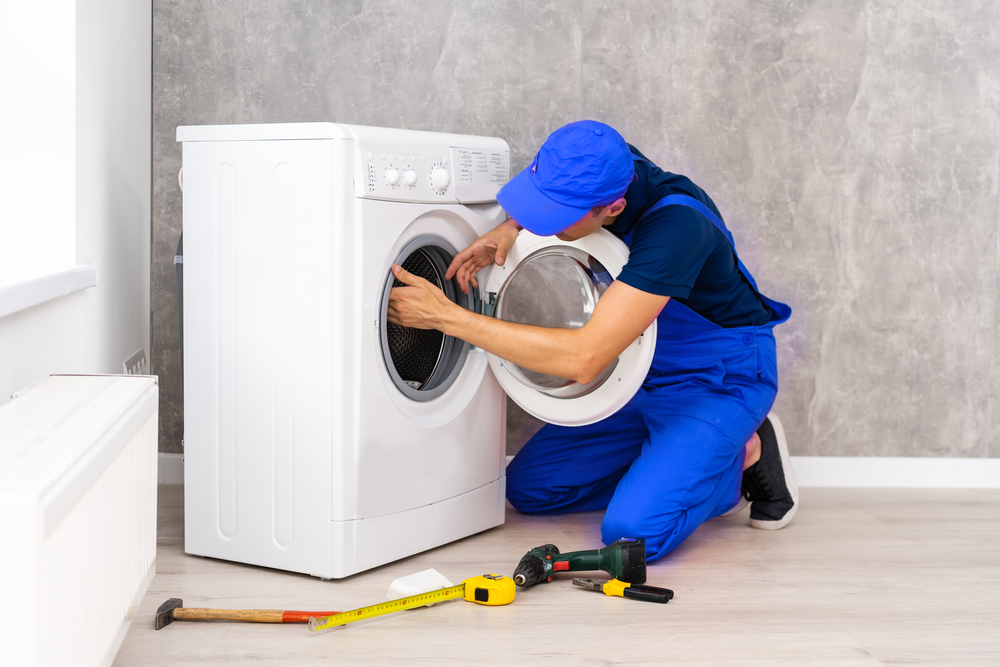 cum se instaleaza masina de spalat shutterstock