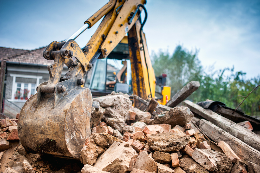 cat costa demolarea unei case shutterstock