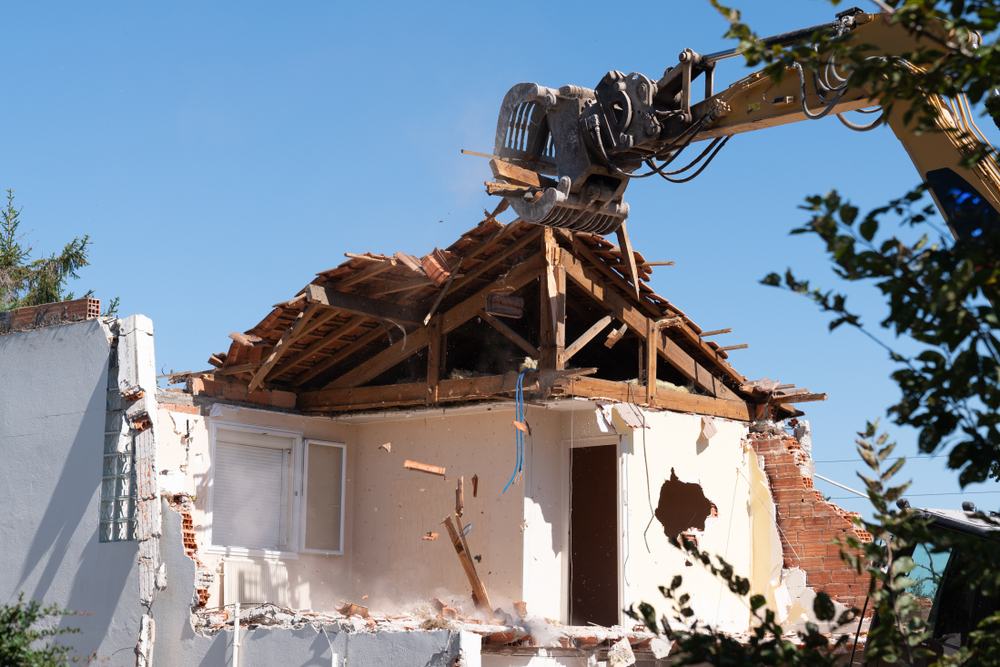 cat costa demolarea unei case shutterstock