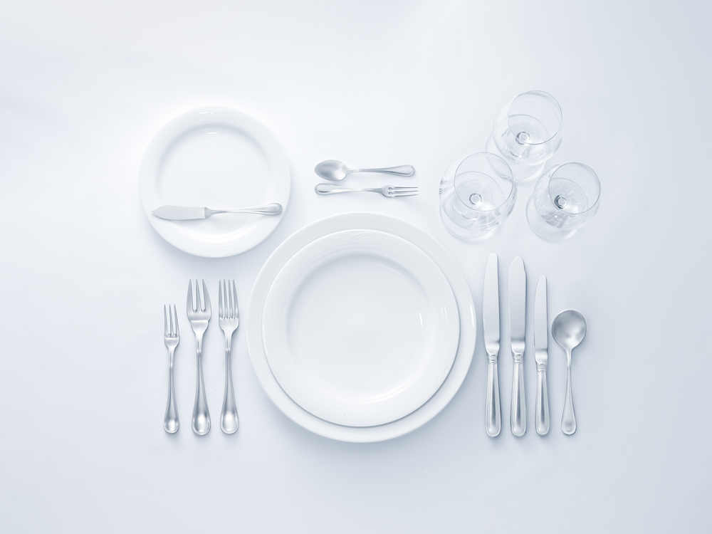 cum asezi tacamurile la masa shutterstock