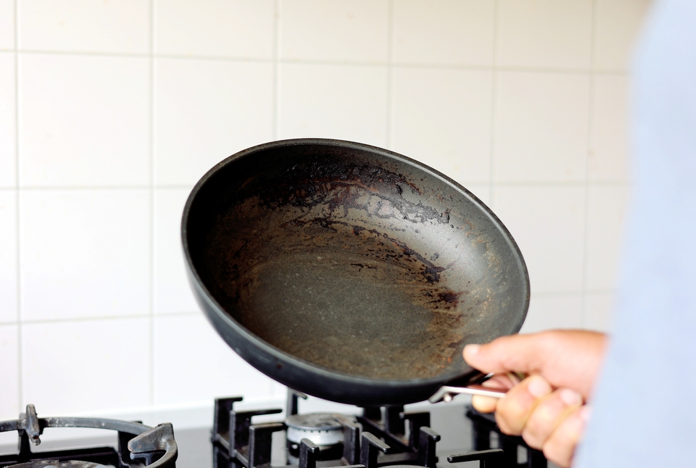 cum salvezi o oala in care ai ars mancarea shutterstock