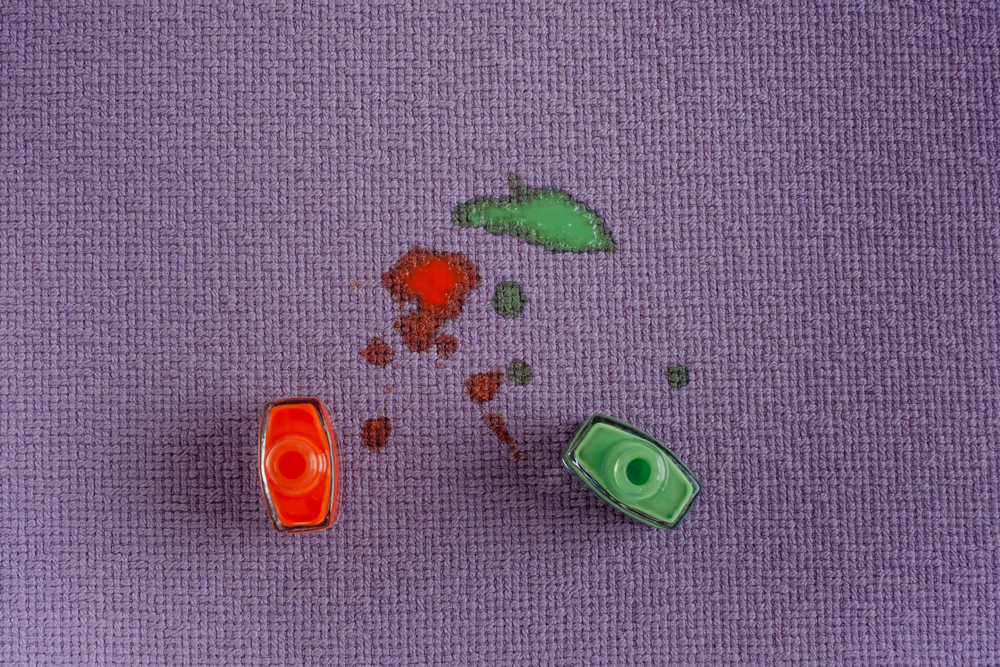 curatare pete de oja de pe canapea shutterstock