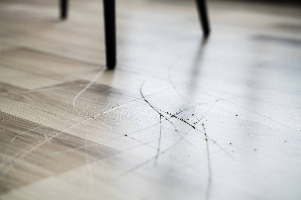 repararea zgarieturilor de pe parchet shutterstock