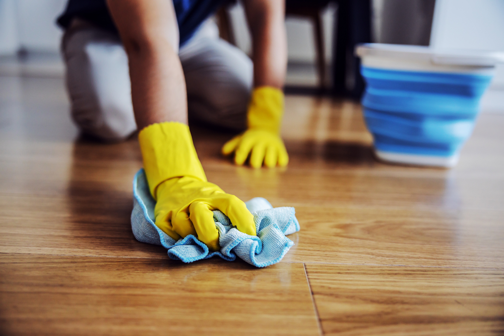 repararea zgarieturilor de pe parchet shutterstock