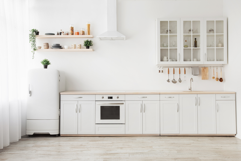 bucătărie modernă cu mobilier alb