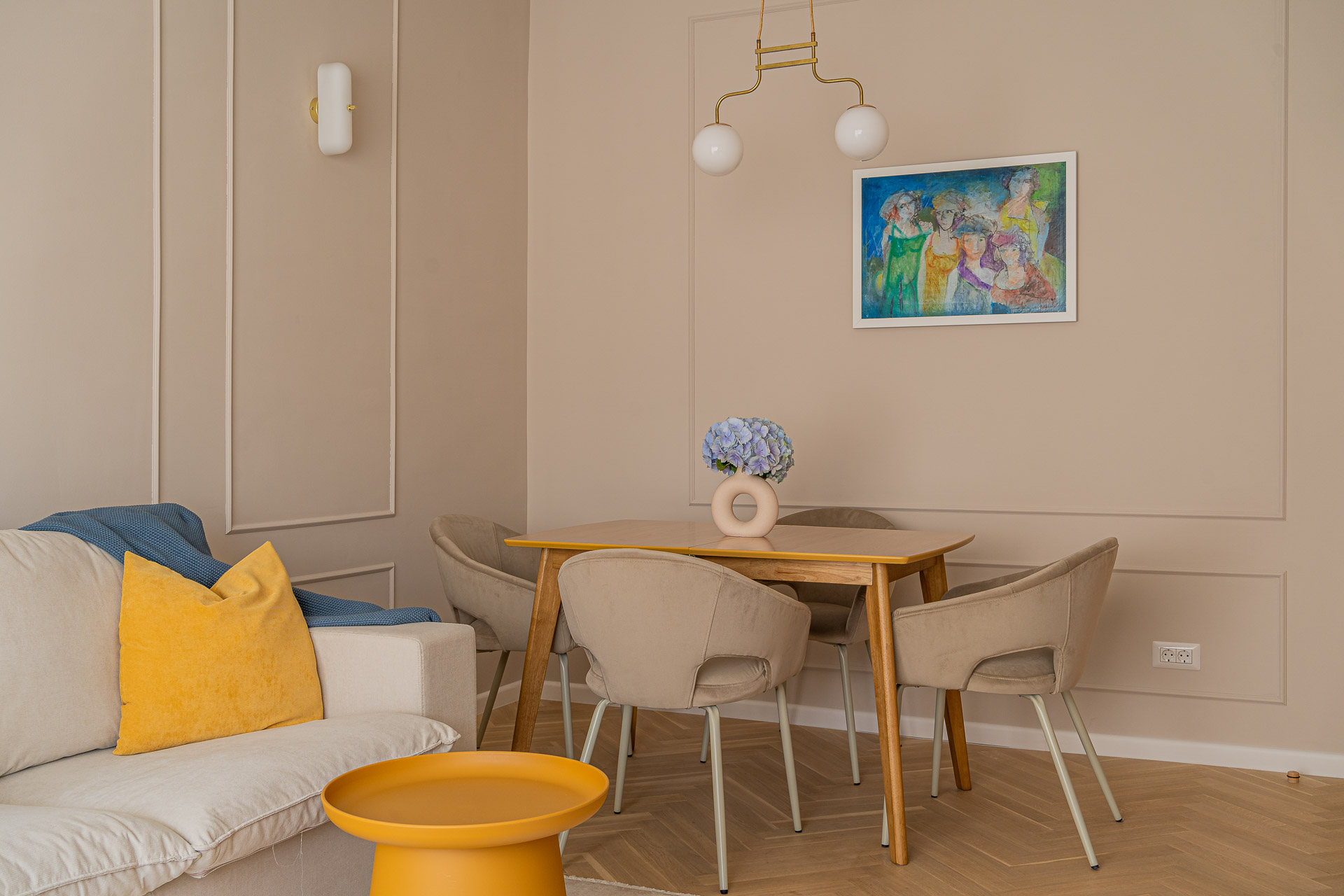 amenajare living apartament interbelic color drenching bej