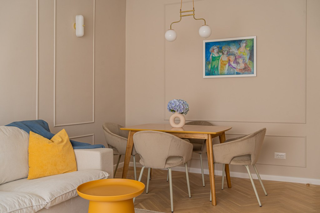 amenajare living apartament interbelic color drenching bej
