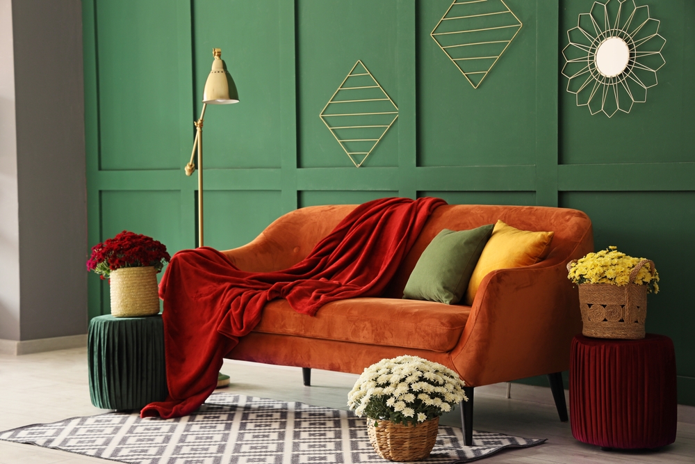 amenajare feng shui cu perete verde si canapea caramizie