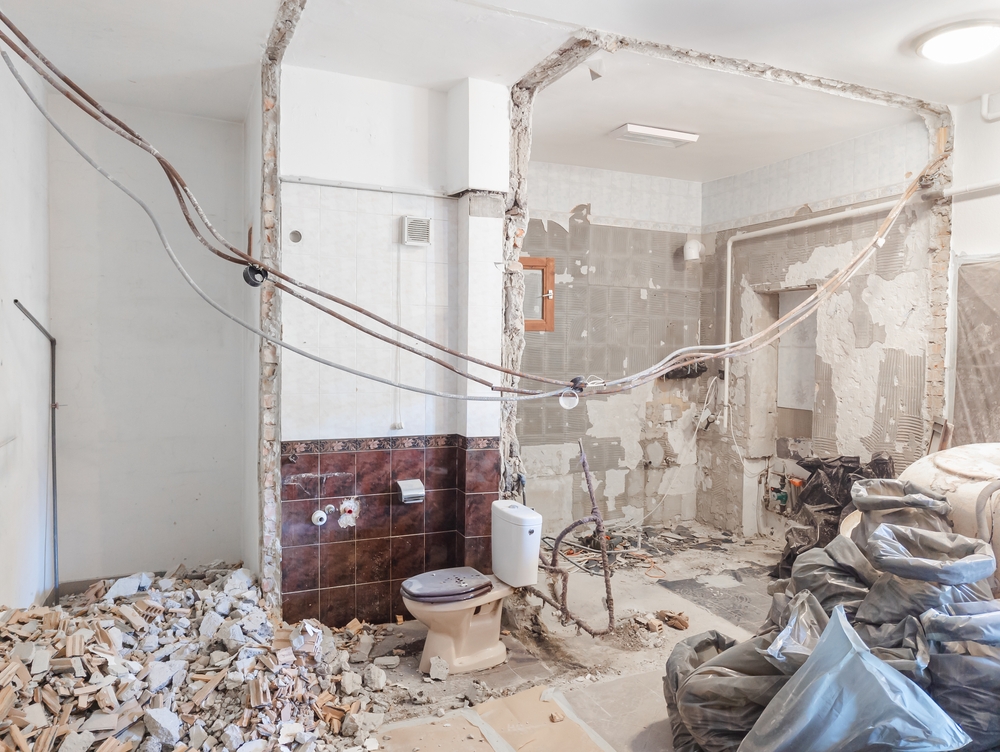 deseuri moloz renovare baie mica cost