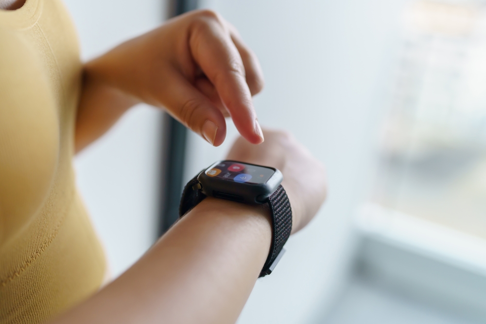 smartwatch la mana unei femei