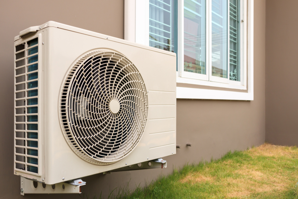 aparat aer conditionat cu functie inverter pentru incalzire pus pe zidul casei
