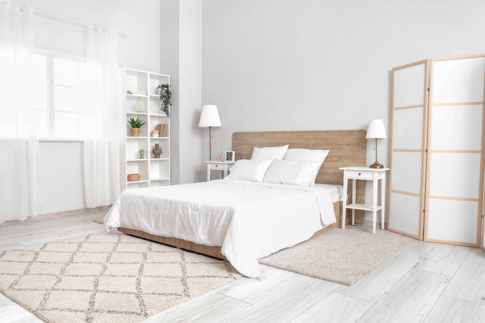 dormitor amenajat in stil minimalist cu alb si elemente functionale