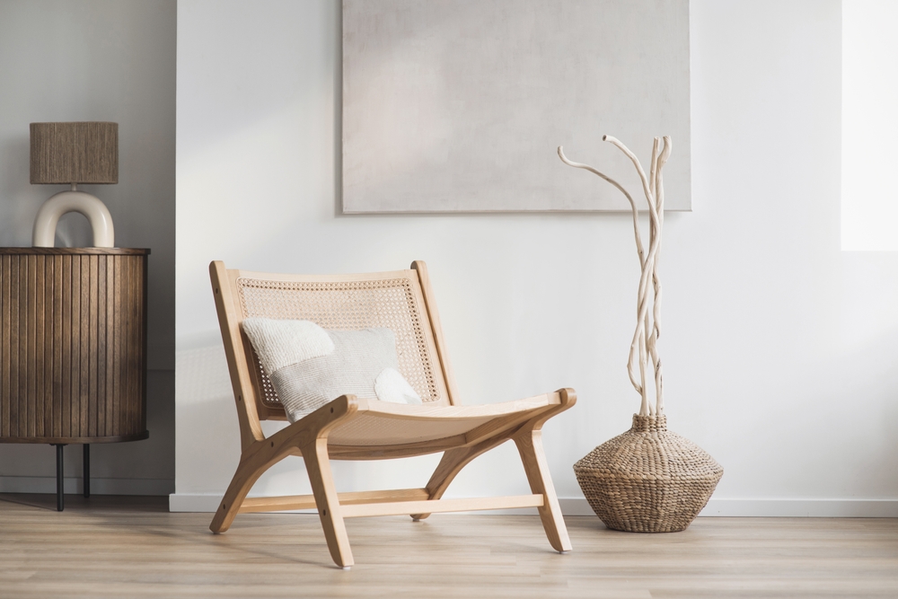 tendinte design interior 2025 scaun din lemn interior minimalist cu tablou si ghiveci