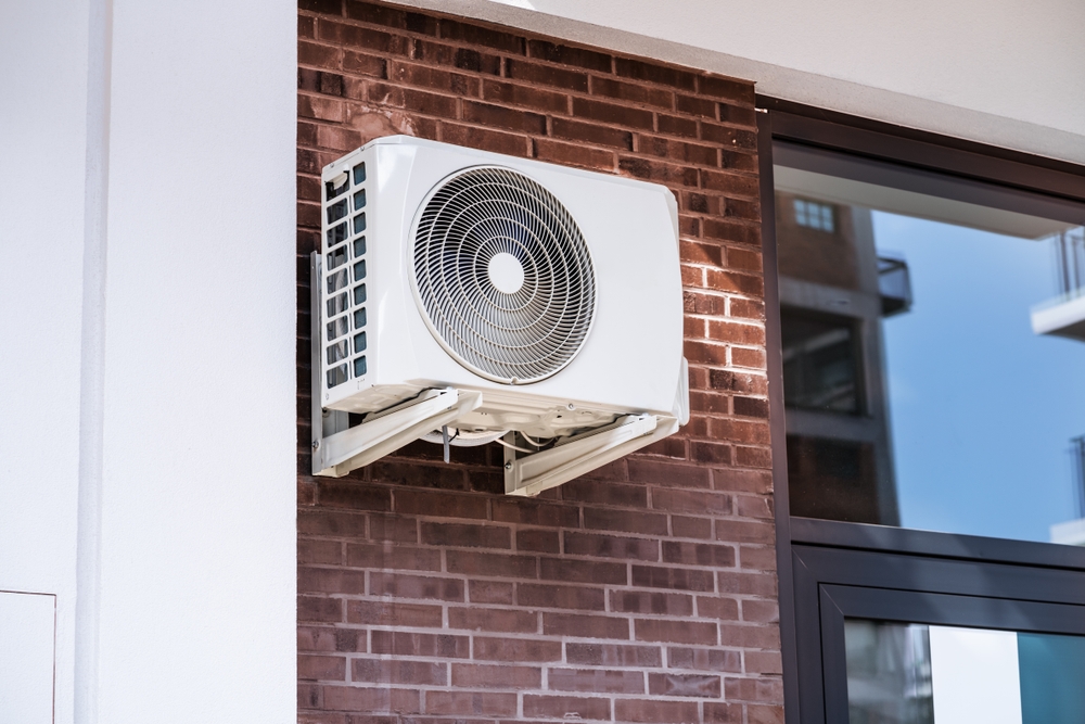 aer conditionat unitate exterioara pe peretele casei