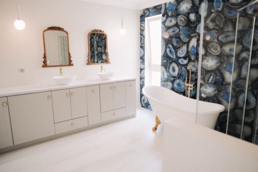 12 stilul neoclasic - baie-matrimoniala-cada-freestanding-design-first-768x512