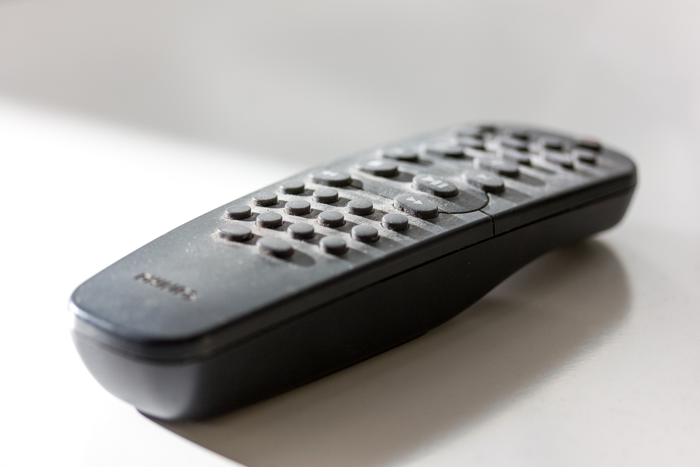 telecomanda tv murdara praf adunat pe ea