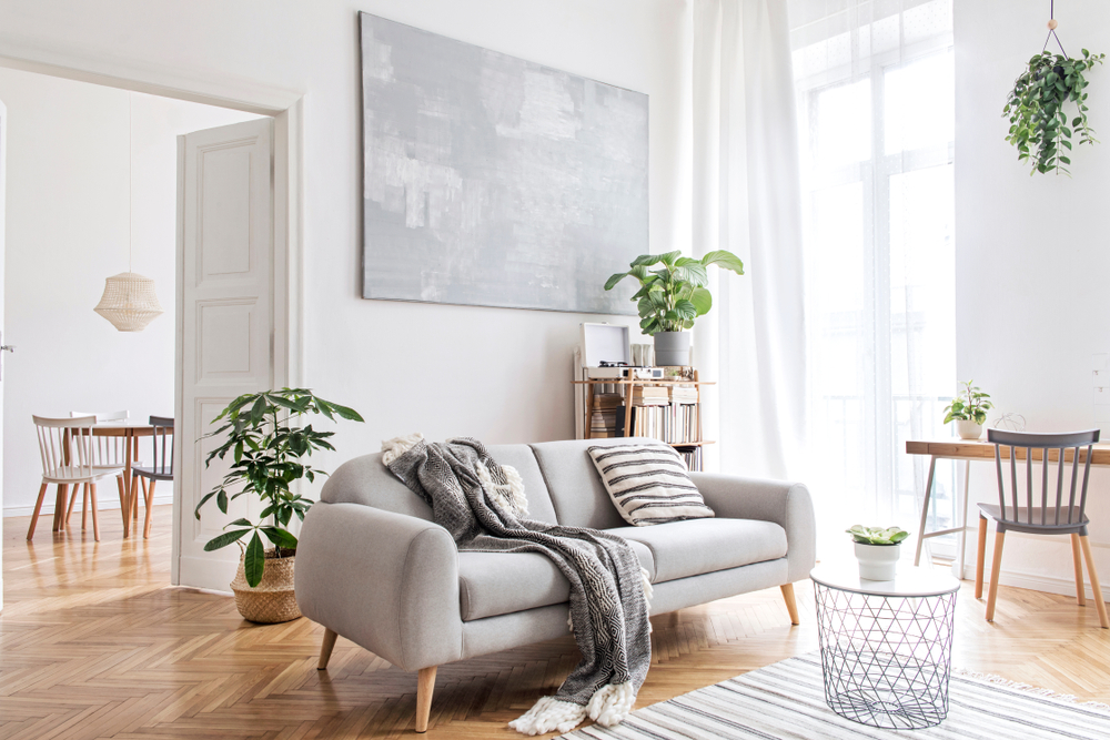 apartament confort 1 amenajare moderna living cu canapea gri