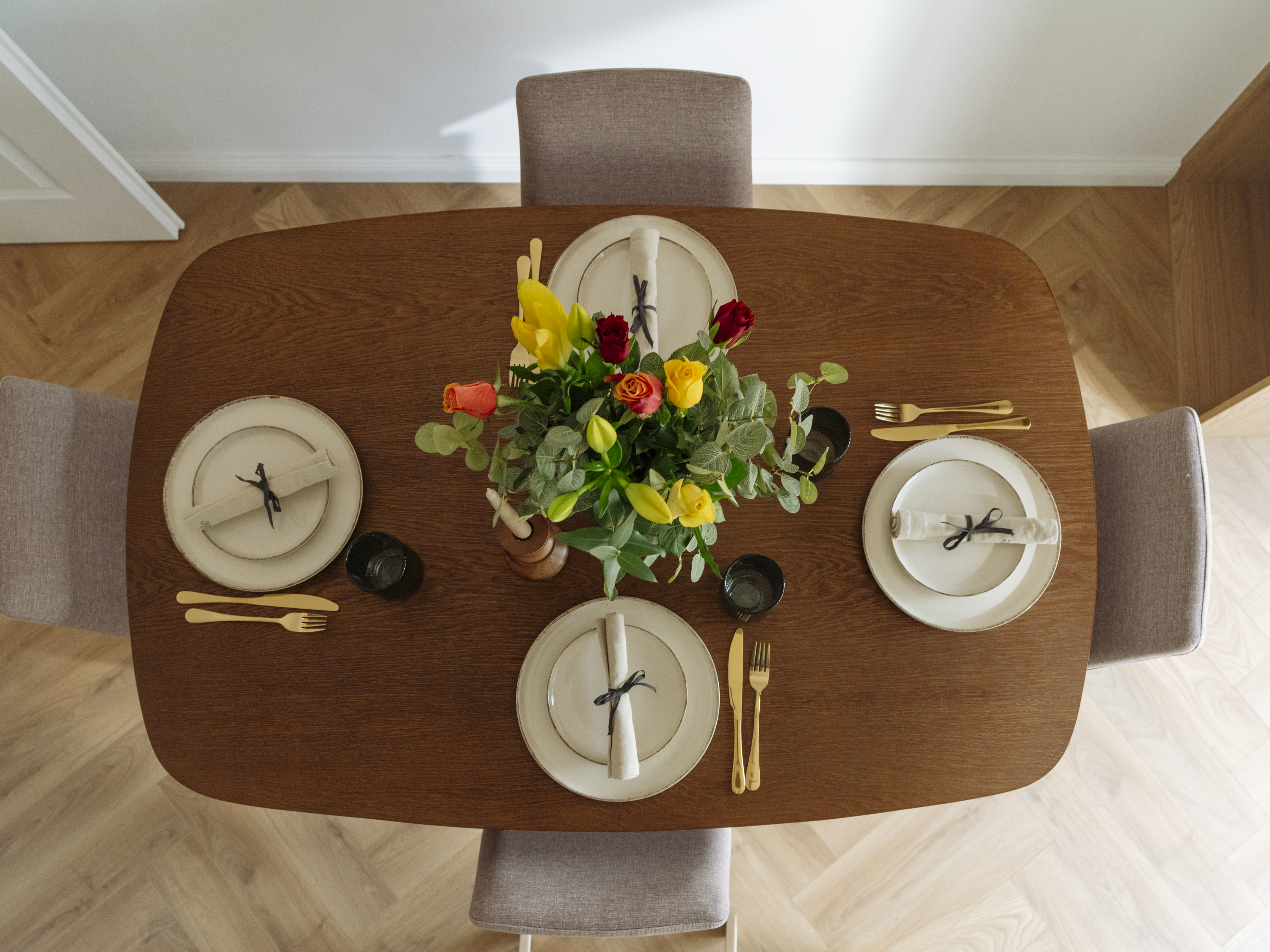 Apartamentul are 75 de metri pătrați și îmbină influențe moderne cu cele clasice