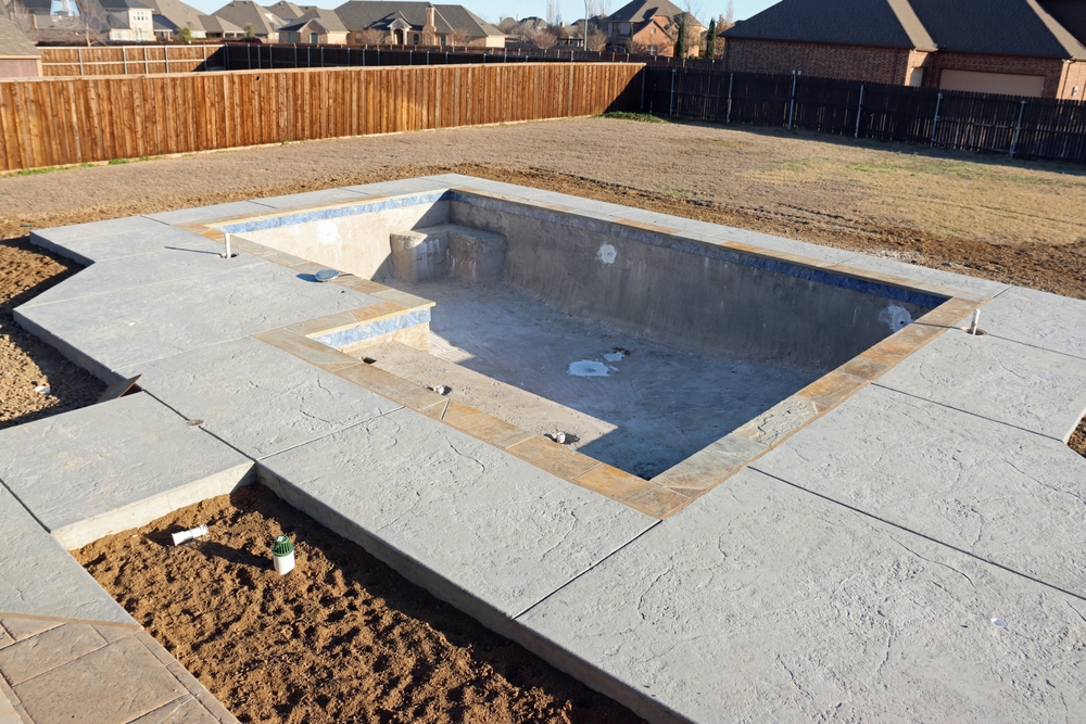 piscina în faza de constructie în curtea casei