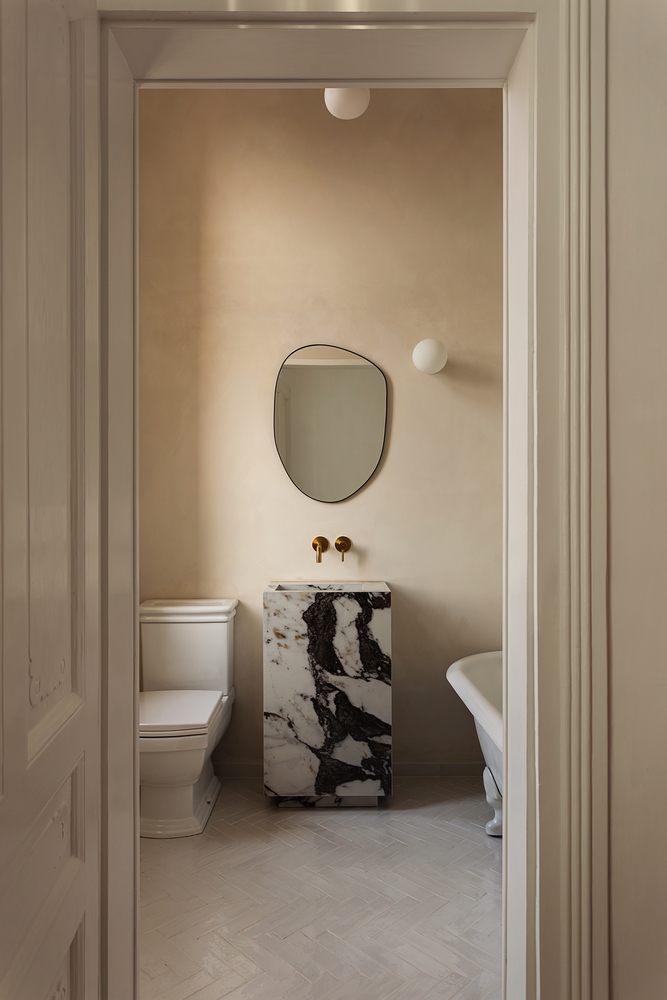 „Ne-am dorit ca apartamentul să respecte eleganța clădirii, și, în același timp, să aibă suflet”, spune proprietara - FOTO: Andreea Iancu