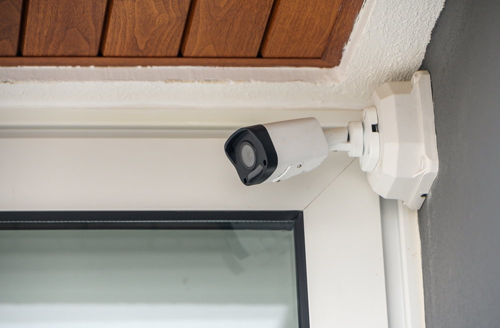 camera supraveghere lângă geam casa