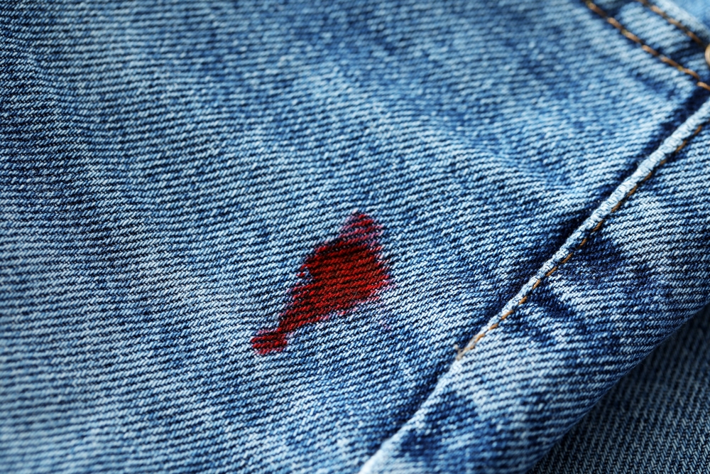 pata roșie de sânge pe pereche blugi soluții curățare 