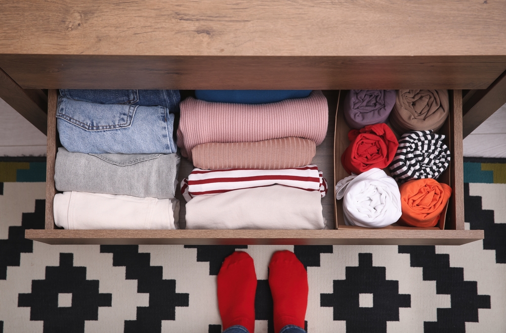 sertar organizat cu haine impaturite vertical prin metoda japoneza de impachetat haine konmari
