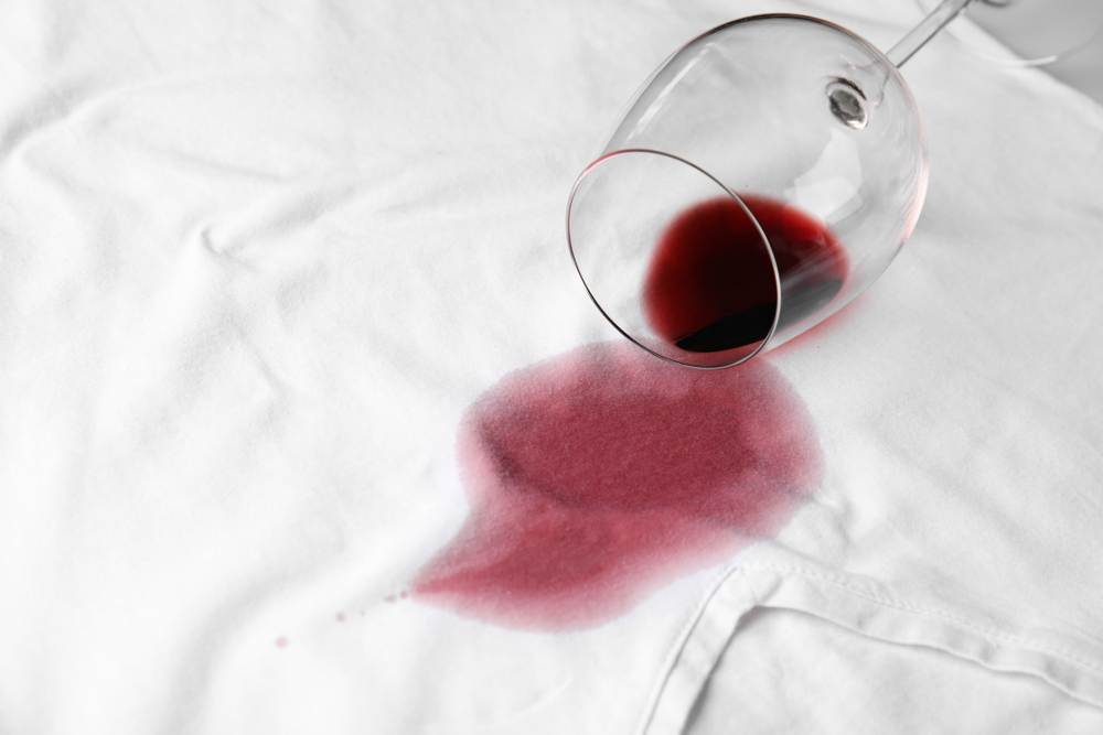 pahar de vin roșu căzut pe haina alba face o pata 