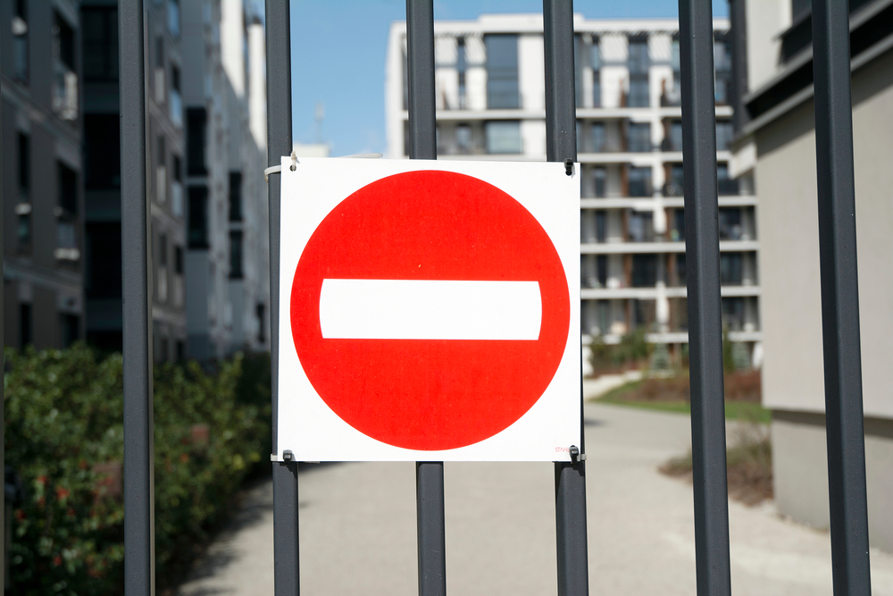 blocare acces proprietate privata cu semn de interzis