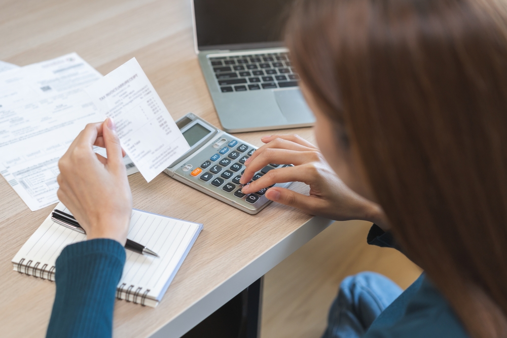plata fond rulment de către femeie care face calcule