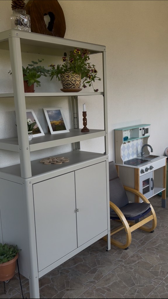 Tânăra mămică spune că adoră priveliștea de la geamuri, motiv pentru care a încercat să integreze nuanțele de verde și de alb atât în decorațiuni, cât și în mobilă