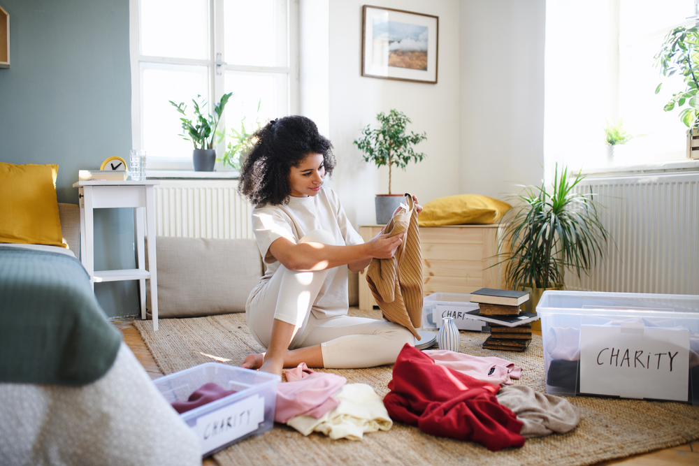 declutter făcut de femeie in casa cu organizare pe categorii