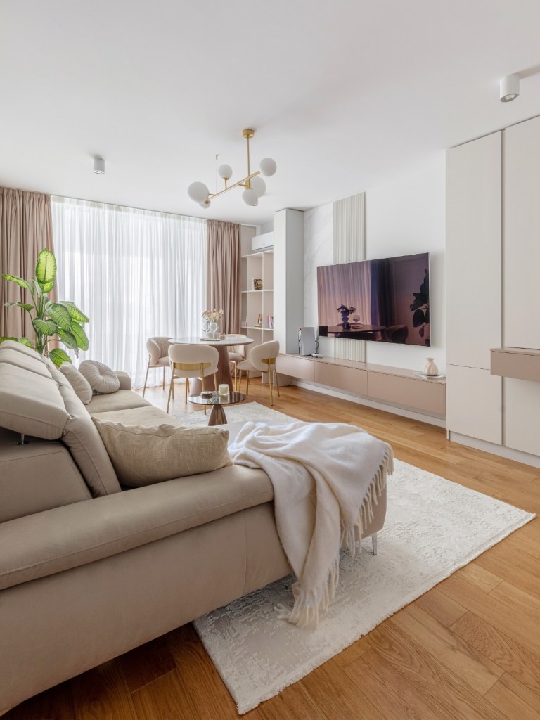 Apartamentul are un design modern, echilibrat și elegant