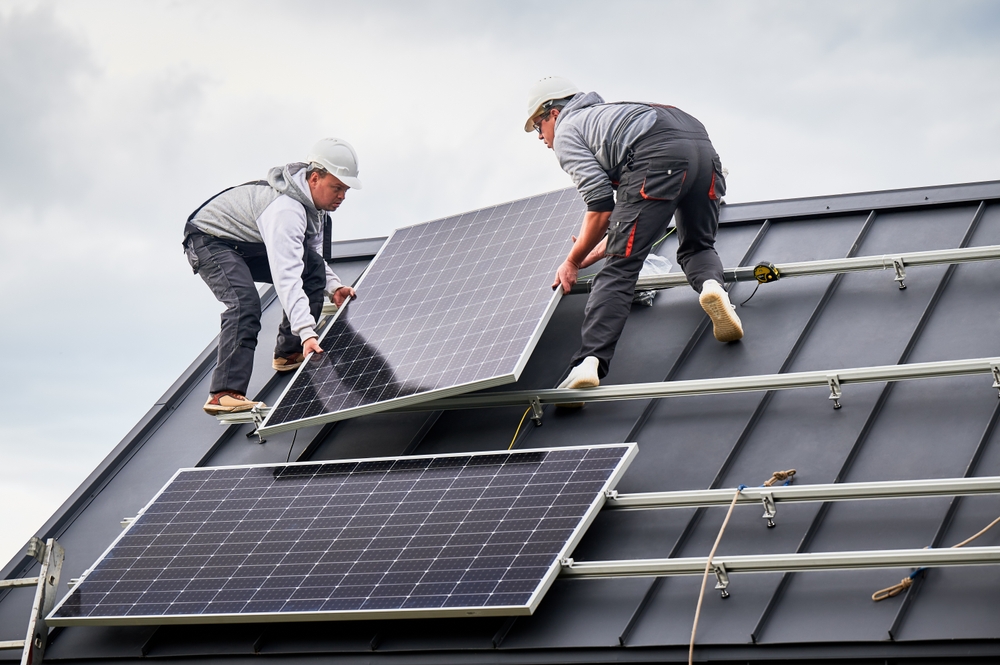 instalare panouri fotovoltaice pe casa de către lucrători profesioniști