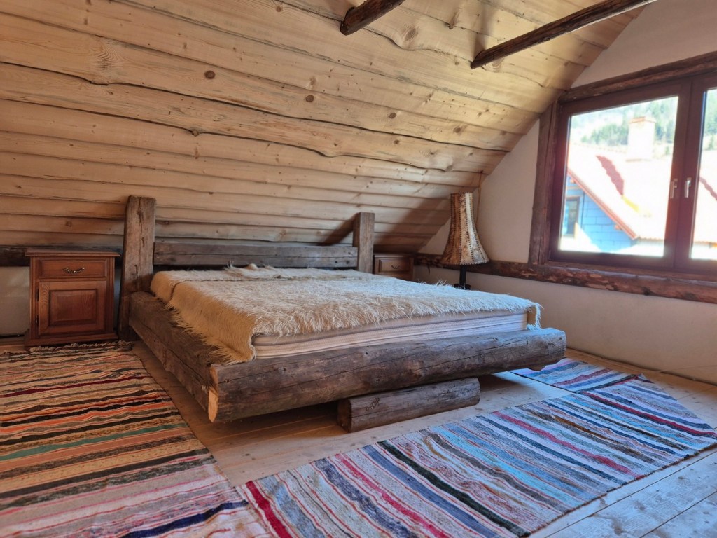 Casa are o suprafață de 84 metri pătrați amprentă la sol
