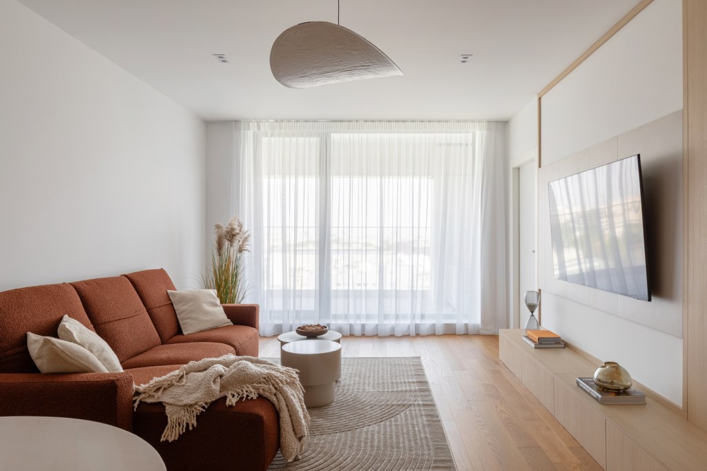 Canapeaua, formată din trei module, a fost și cel mai scump element din decor. FOTO: Sabin Prodan