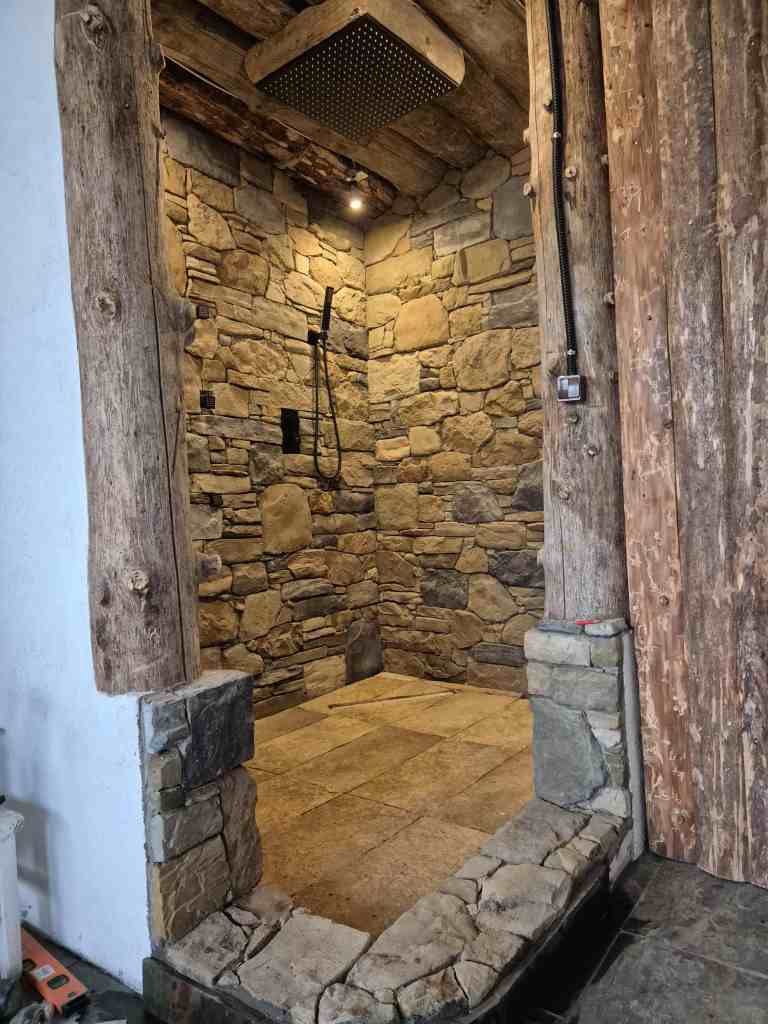 La parter există și o baie de 21 de metri pătrați, unde a ținut să aibă neapărat o cabină de duș, un fel de grotă