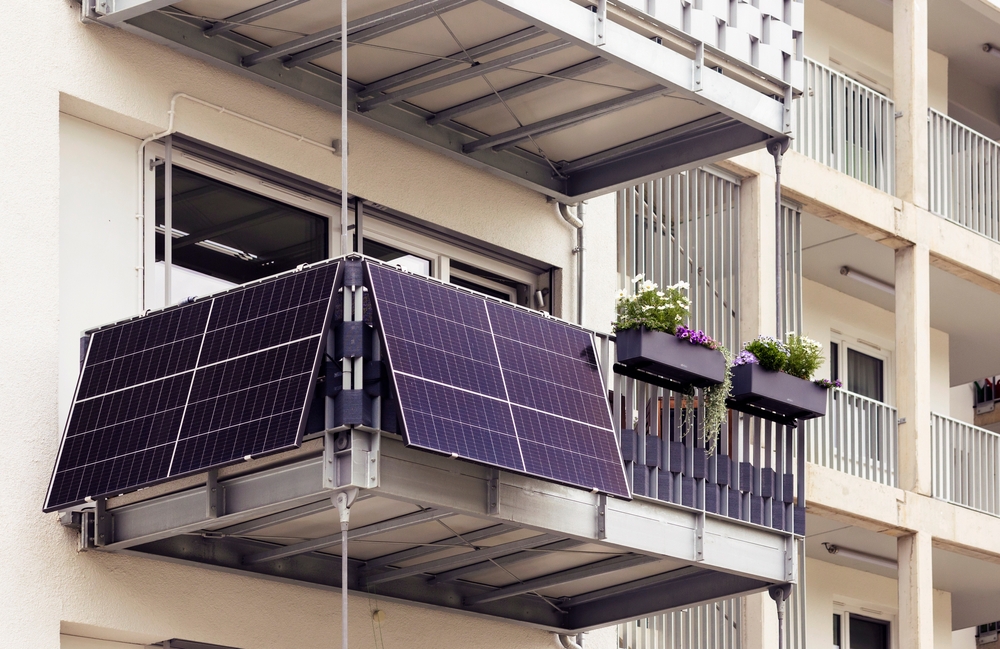 panouri solare puse pe balcon bloc